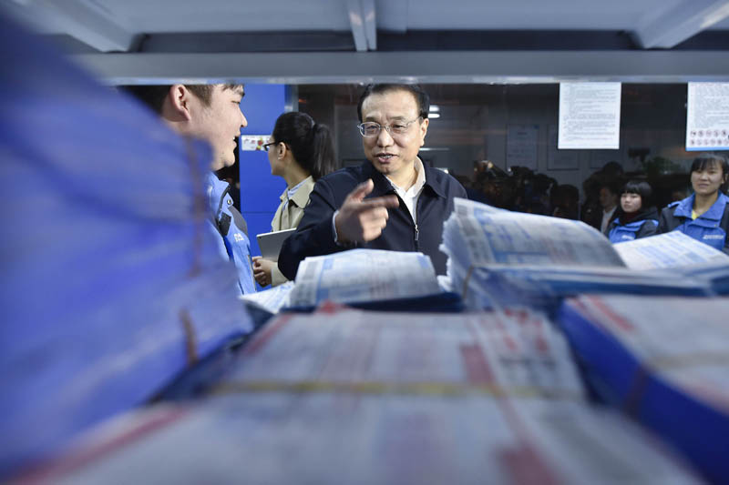 图：李克强总理2014年11月19日到访义乌一家快递网点时，对他们的工作接连称赞。他说，从小处说，你们不仅创造了就业岗位，也创造了新生活；从大处说，农村的东西送到城市去，城市的东西送到农村来，缩小了城乡差距。物流是现代经济核心之一，快递是物流重要组成部分，工作虽然很普通，但很关键。“你们的工作了不起！”
