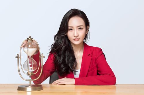 《明星大侦探2》王鸥红衣亮相