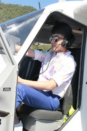 张睿操作飞机