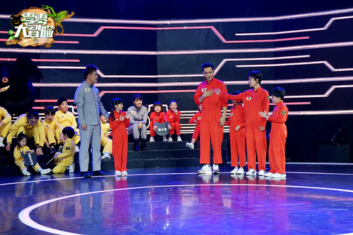 张伦硕和队友吴昕、夏天在现场