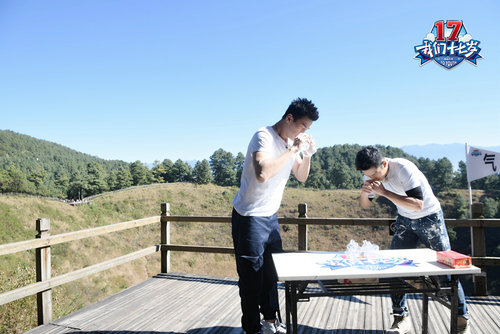 孙杨韩东君吹瓶，用力过度弯了腰