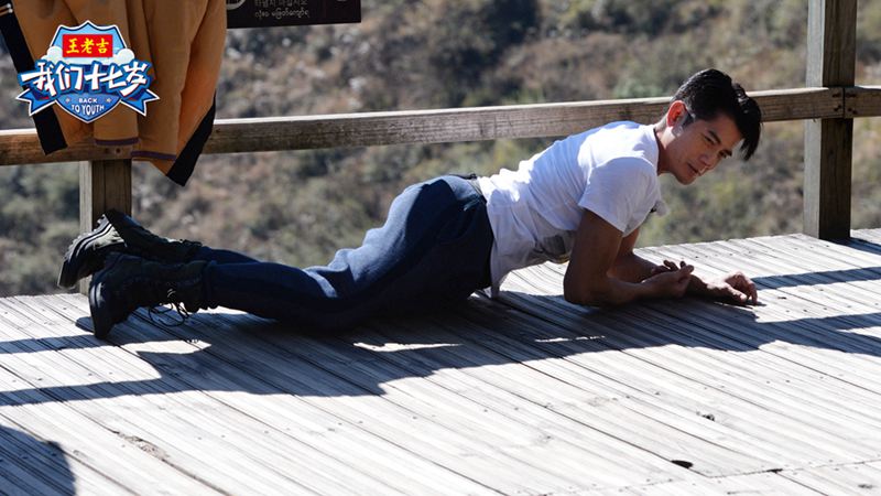 《我们十七岁》郭天王录制节目时“痛苦”倒地 表情痛苦难以起身