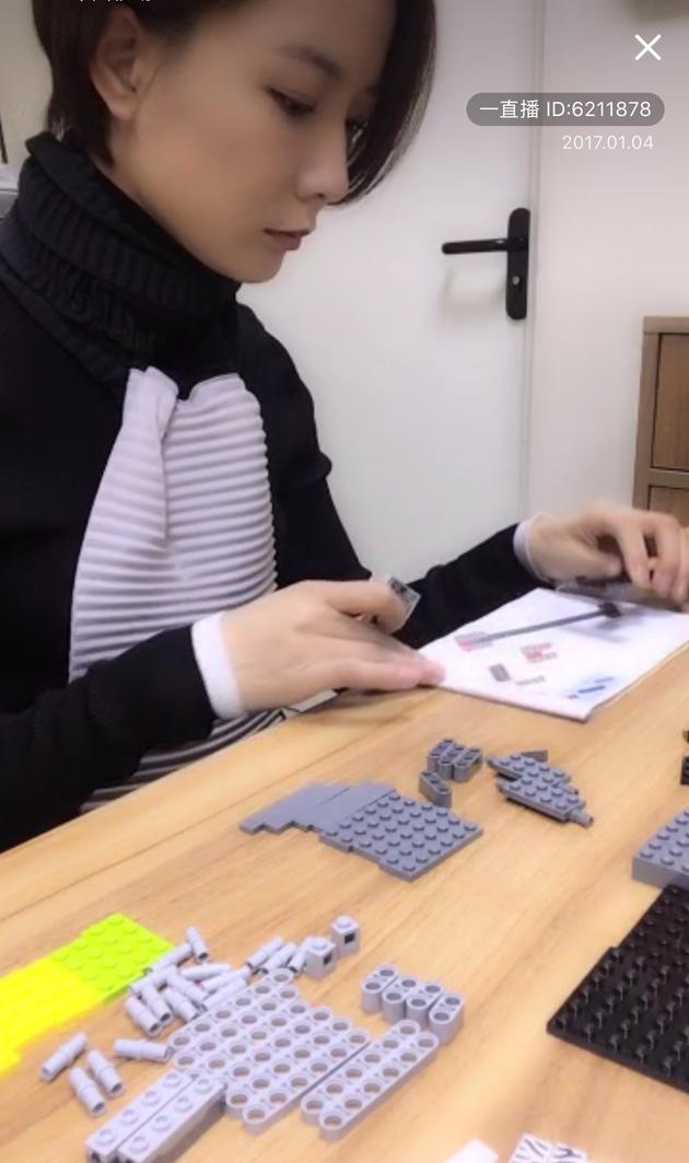 王珞丹片场用乐高静心