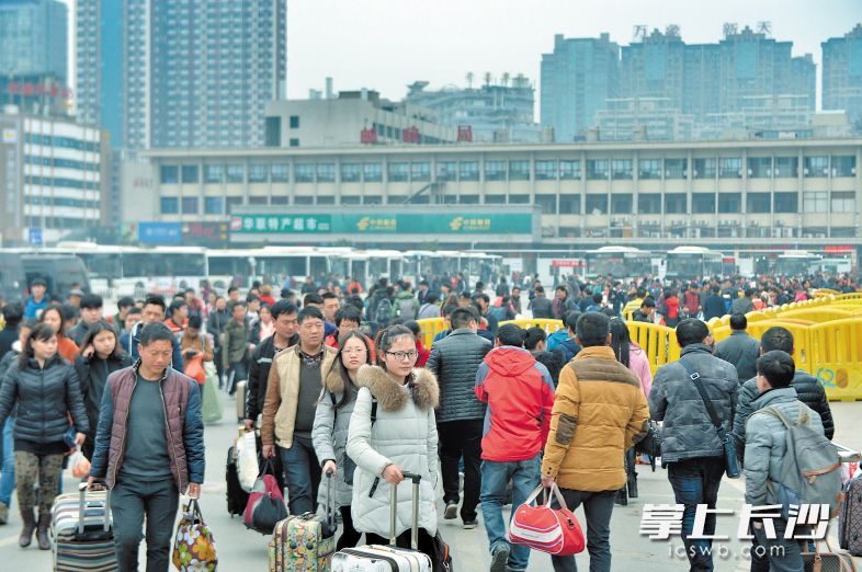 市人大代表建议，对长沙火车站站区进行整体规划，区分人行、车行空间与公交场站，实现各类交通既无缝驳接又各行其道，畅通有序。图为人流密集的长沙火车站广场。 长沙晚报记者 邹麟 摄（资料图片）