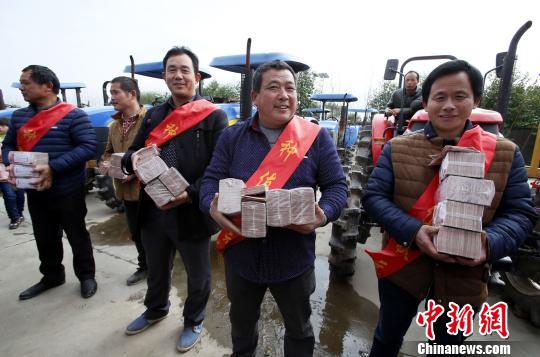 江西种粮大户发308万年终奖种粮农民喜笑颜开（图）