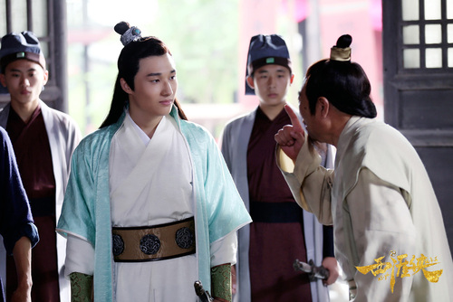 5、小爱饰演岳昊（左二）