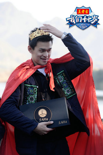 孙杨身披红披风，头戴皇冠