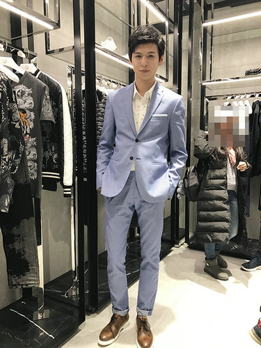 郭又宁店内参观