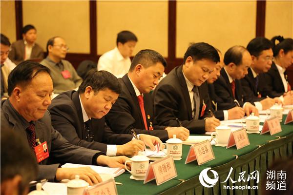 今天下午,出席湖南省十二届人大七次会议的各代表团分组审议《政府工作报告》。