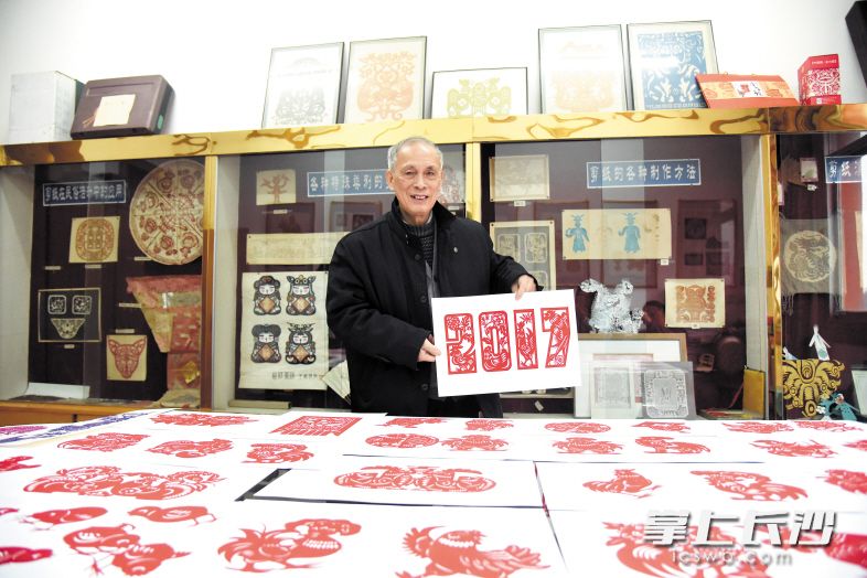 在剪纸博物馆，秦石蛟向记者展示今年的新作品。长沙晚报记者 刘琦 摄