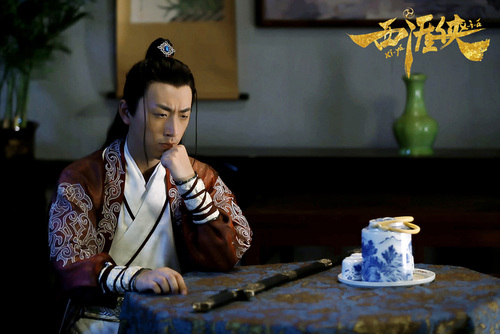 2、白客饰演秦欢