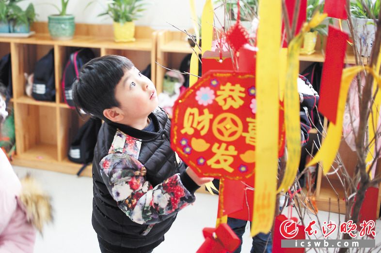 农园路幼儿园小朋友将自己的新年心愿卡挂在树上祈福。长沙晚报通讯员 欧滔摄
