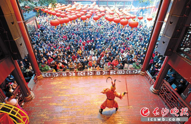 “中华老字号”火宫殿的小吃很美味，庙会也很精彩。长沙晚报记者 陈飞 摄