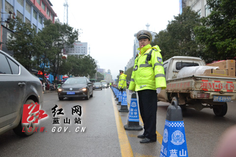 【媒体新春走基层】蓝山交警全力迎战2017年春运首轮小高峰