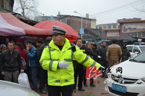 【媒体新春走基层】蓝山交警全力迎战2017年春运首轮小高峰