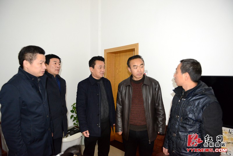 王保林走访慰问特困职工