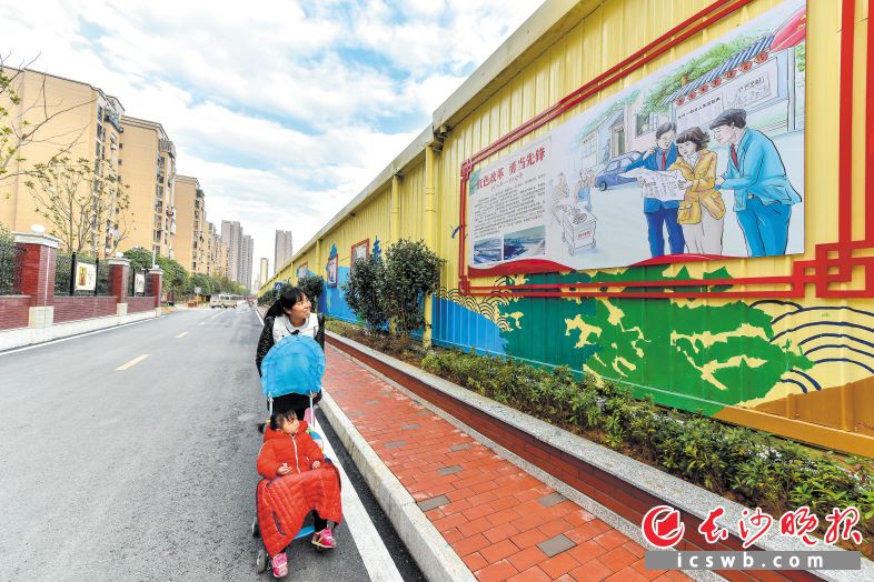 昨日，长沙首条红色历史手绘墙亮相芙蓉区东岸街道东宜社区，吸引社区居民驻足品评。长沙晚报记者 陈飞 摄