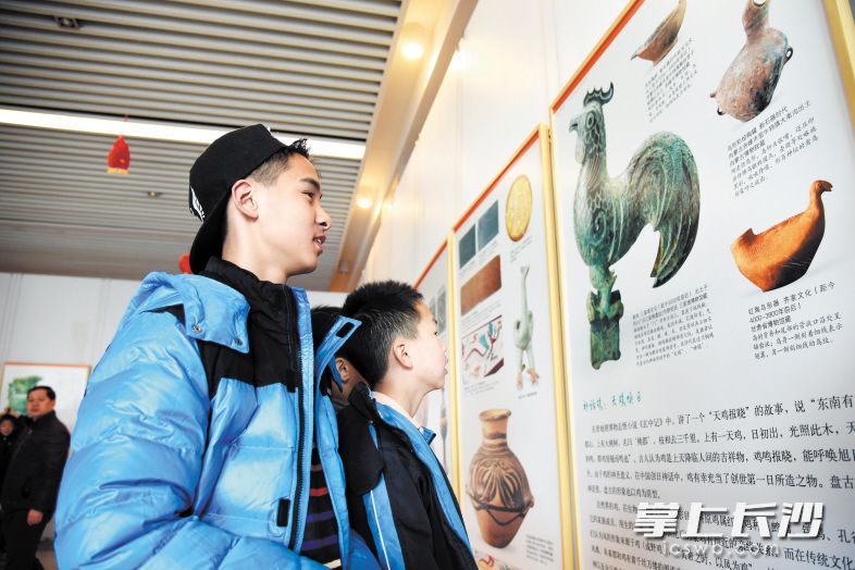 ↓开展首日，前来博物馆观展的市民络绎不绝。