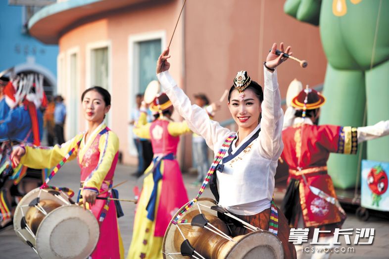 每到节假日，世界之窗都会为市民游客献上精彩的民俗文化活动。除署名外均为长沙晚报记者 刘琦 摄