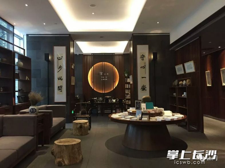 止间书店内景。