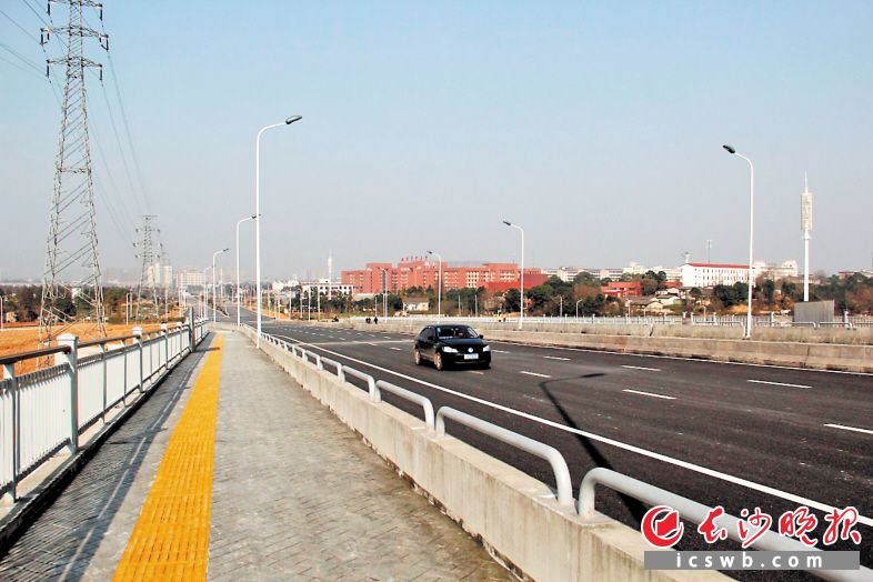 昨日，红旗路全线建成通车。长沙晚报记者 陈焕明 通讯员 曹学军 摄影报道