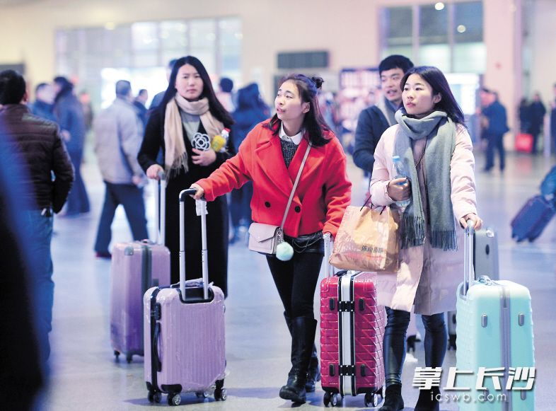 行李之变2017年1月22日，在长沙火车南站西出口，美女推个行李箱自信悠闲地踏上春运旅程。