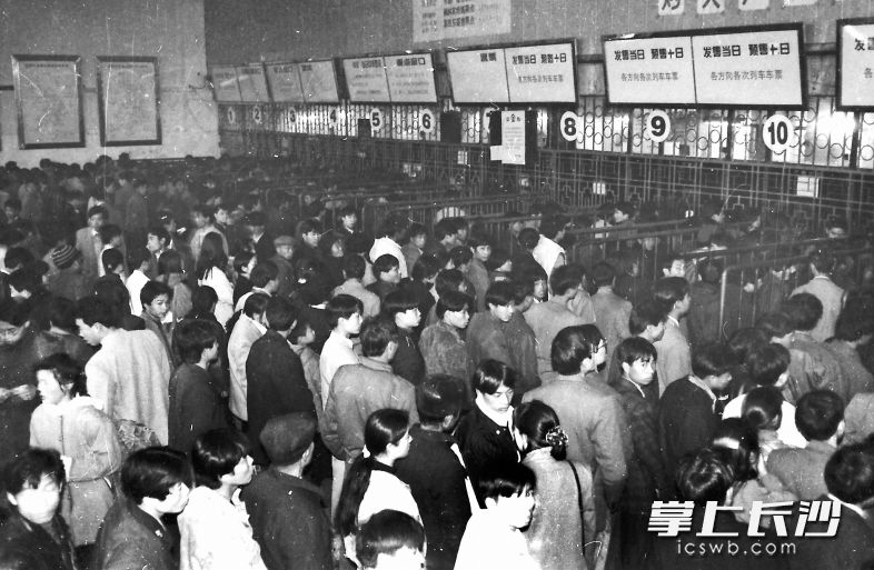 1997年长沙火车站春运期间售票厅人头攒动。 
