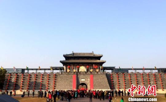 扬州十座城门挂大红春联迎新春品味千年古城文化