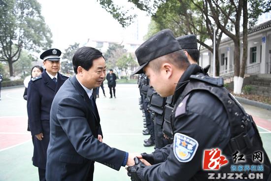 刘绍建看望慰问张家界一线民警、武警和消防官
