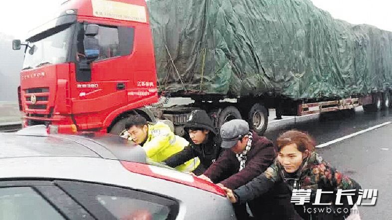 近日，湖南高速交警帮助市民将出现故障的车辆推到安全区域。 高速交警供图