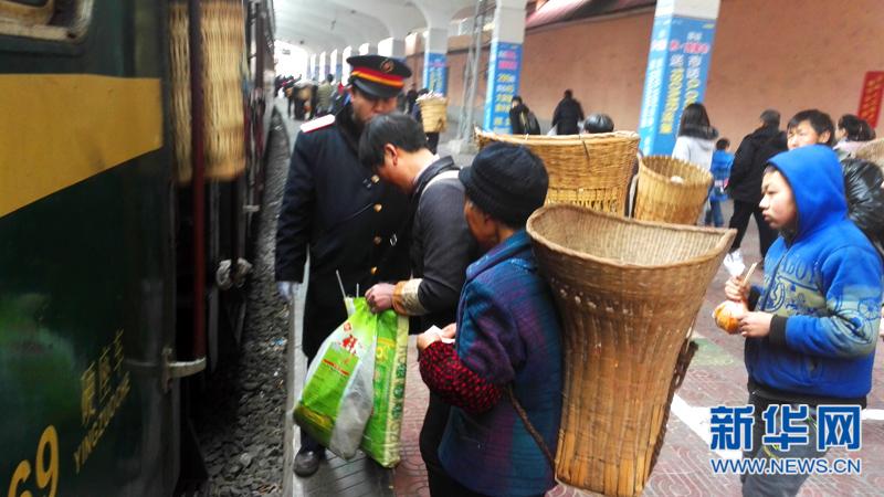 【网络媒体走转改】在山民的“滴滴专车”上 “我”和“你”相遇只能招一招手