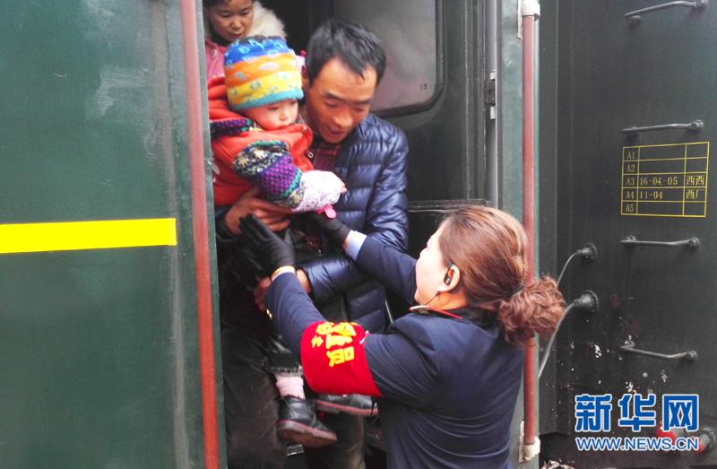 【网络媒体走转改】在山民的“滴滴专车”上 “我”和“你”相遇只能招一招手