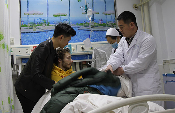 荷兰青年在火车上突发疾病 道州站与地方联手施救