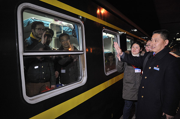 荷兰青年在火车上突发疾病 道州站与地方联手施救