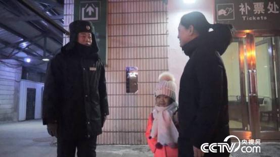 　　出站口是小两口“交接”女儿的地方