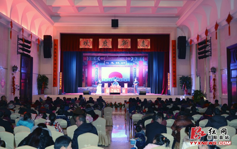 岳阳县戏曲大篷车进乡村，受群众热捧