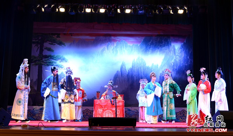 岳阳县戏曲大篷车进乡村，受群众热捧