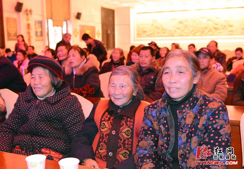 岳阳县戏曲大篷车进乡村，受群众热捧