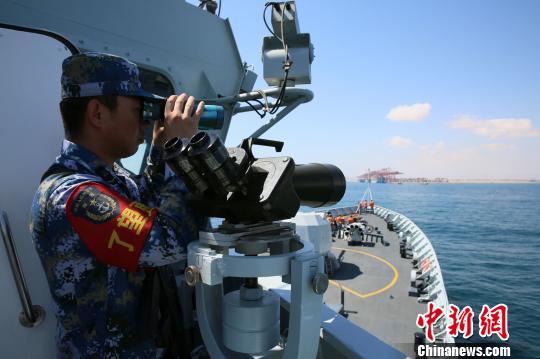 中国海军第25批护航编队靠泊阿曼萨拉拉港补给休整