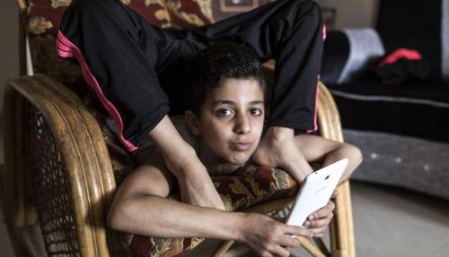 巴勒斯坦少年凭软骨功打破世界纪录被称“蜘蛛侠”