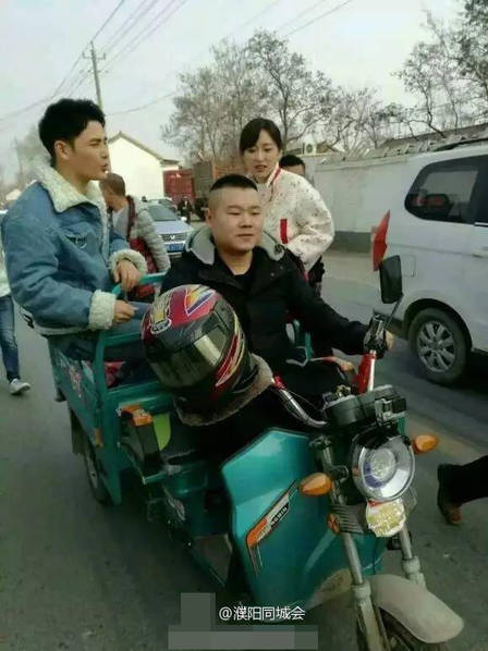 岳云鹏回老家参加表弟婚礼 骑三轮车笑开了花