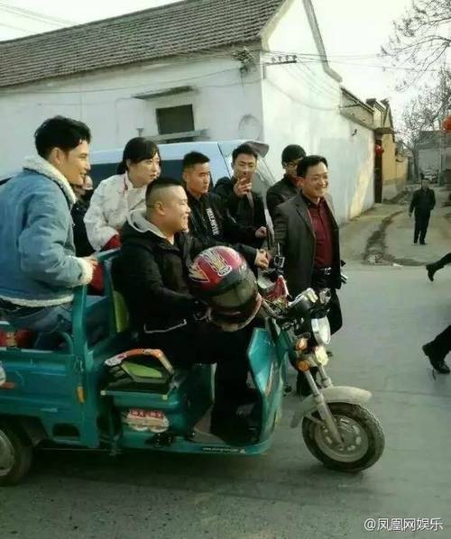 岳云鹏回老家参加表弟婚礼 骑三轮车笑开了花