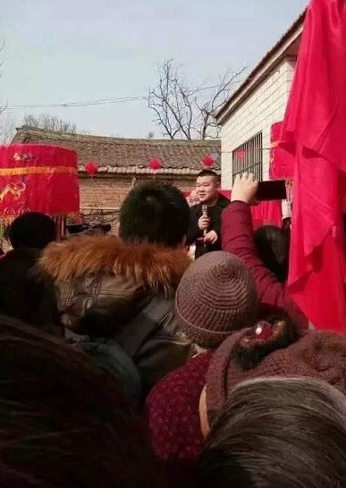 岳云鹏回老家参加表弟婚礼 骑三轮车笑开了花