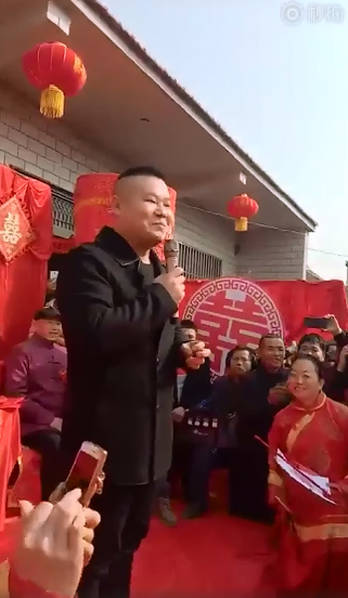 岳云鹏回老家参加表弟婚礼 骑三轮车笑开了花