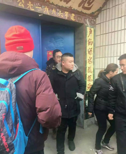 岳云鹏回老家参加表弟婚礼 骑三轮车笑开了花