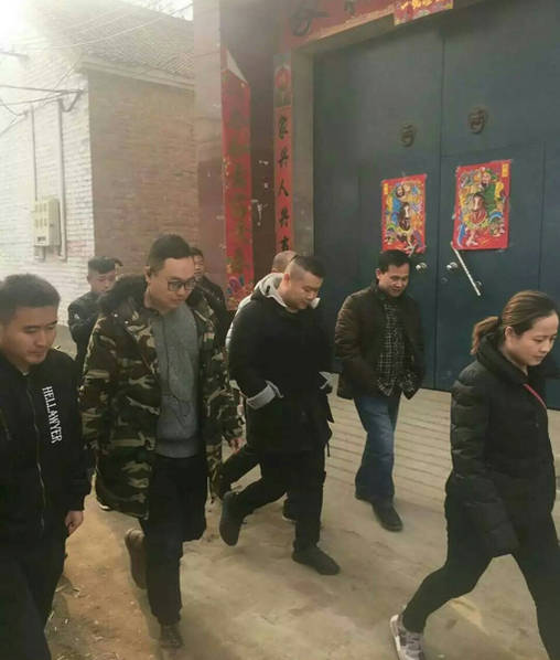 岳云鹏回老家参加表弟婚礼 骑三轮车笑开了花