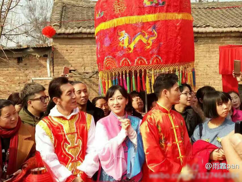 岳云鹏回老家参加表弟婚礼 骑三轮车笑开了花