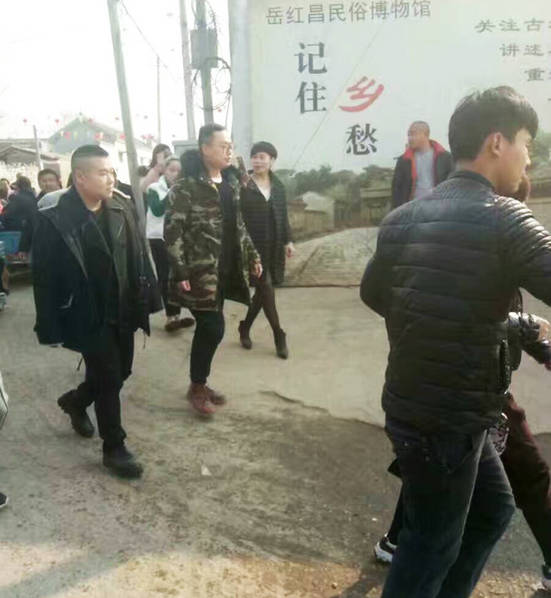 岳云鹏回老家参加表弟婚礼 骑三轮车笑开了花