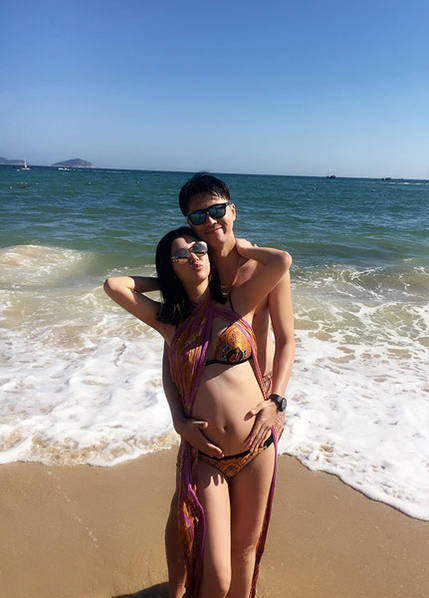 王雷宣布爱妻李小萌怀孕 夫妻俩海边度假超甜蜜！