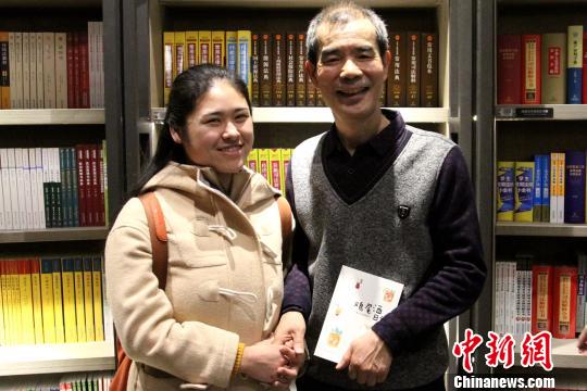 杨争光接受青年作家、著名调酒师张若水的新著《鸡尾酒日记——家中也有诗和远方》。田进 摄